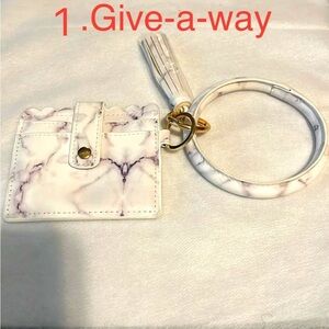 🆓GIVEAWAY🆓 NWOT Keychain Wristlet